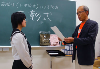 表現賞の稚内市立稚内中学校の住岡さんと藤岡大会会長