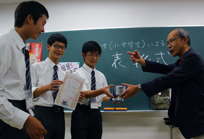 科学賞の逗子開成高校眞貝さん・平田さん・秋山さんと藤岡大会会長