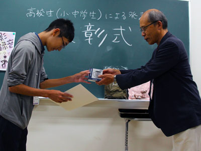努力賞の香取市立小見川中学校及川さんと記念品を渡す藤岡大会会長